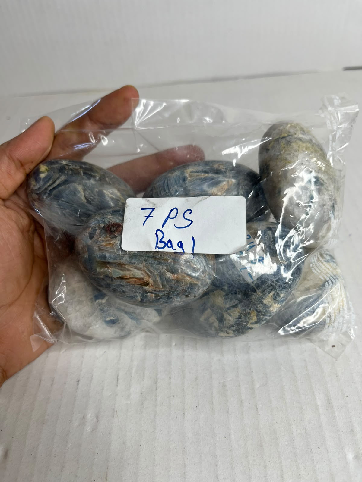 BLUE KYANITE PALMSTONES BAG 1 - 1 KG, 7 PCS