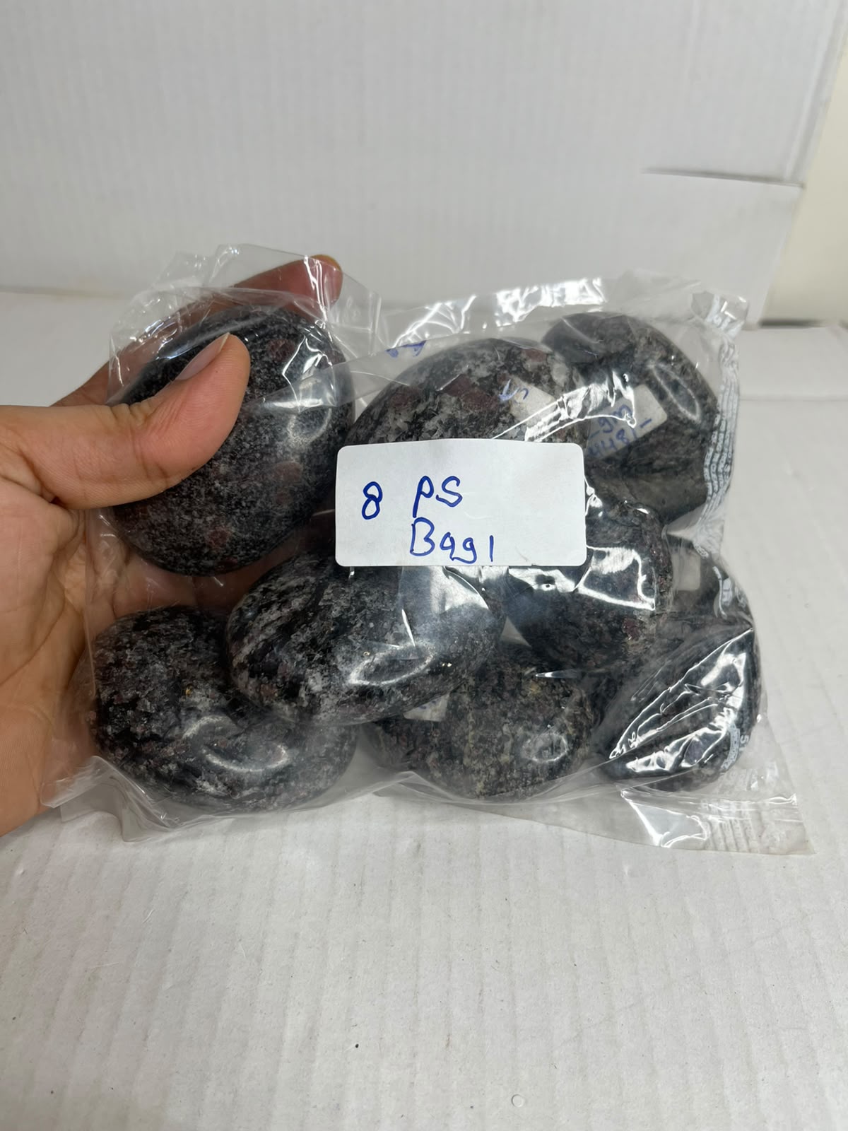 GARNET MATRIX PALMSTONES BAG 1 - 1 KG, 8 PCS