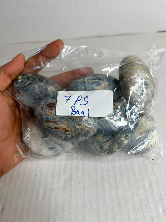 BLUE KYANITE PALMSTONES BAG 1 - 1 KG, 7 PCS