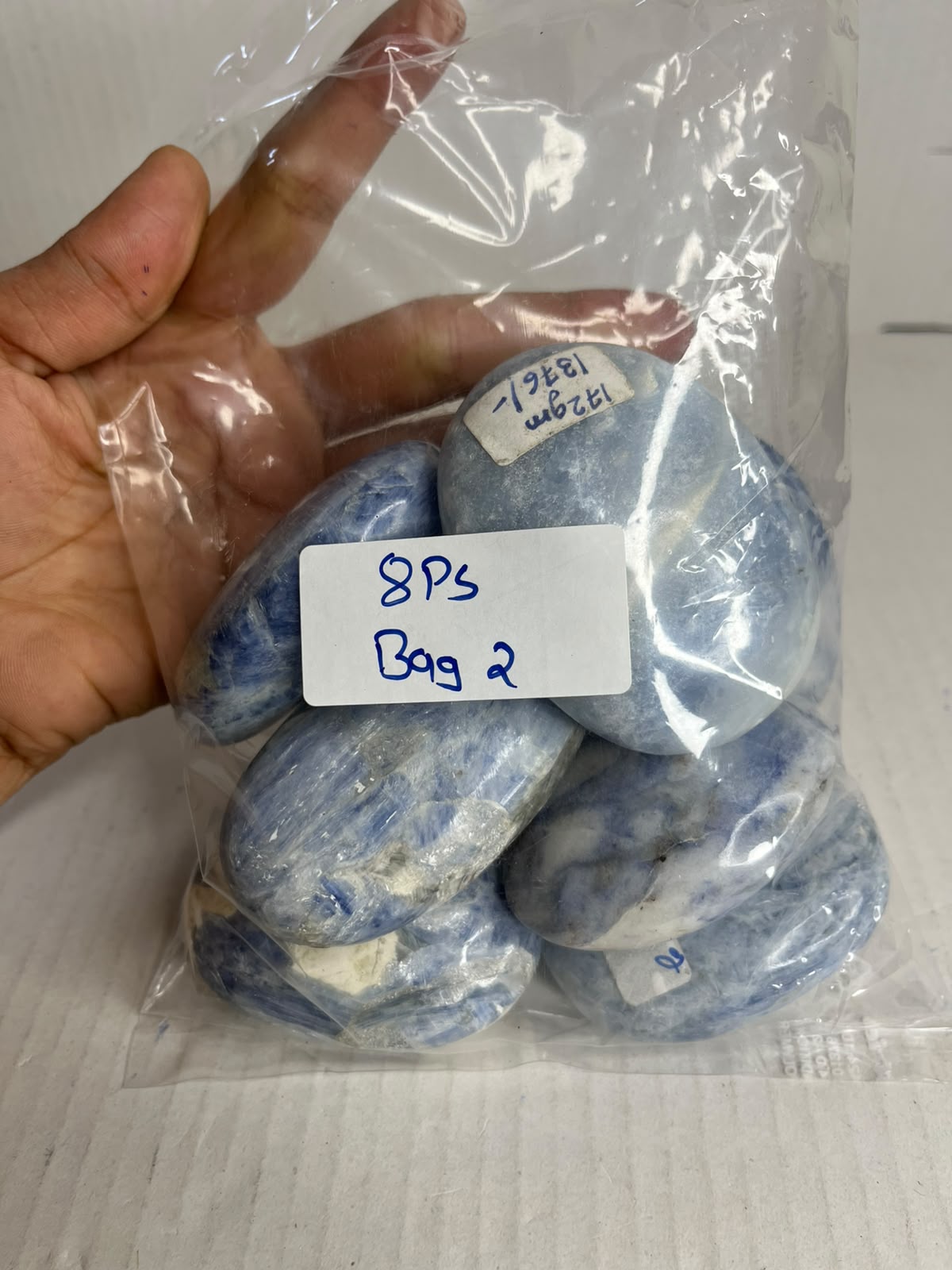 BLUE KYANITE B PALMSTONES BAG 2 - 1 KG, 8 PCS