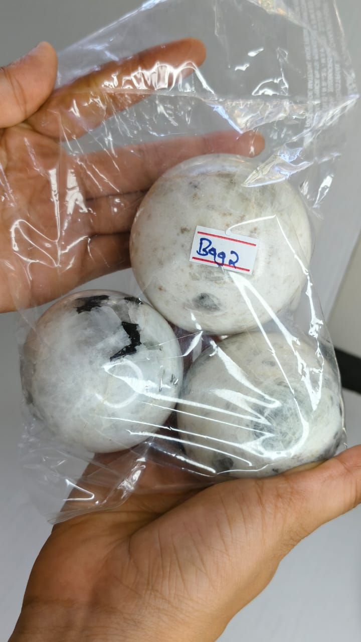 WHITE FELDSPAR SPHERE BAG 2 - 1KG, 3 PCS